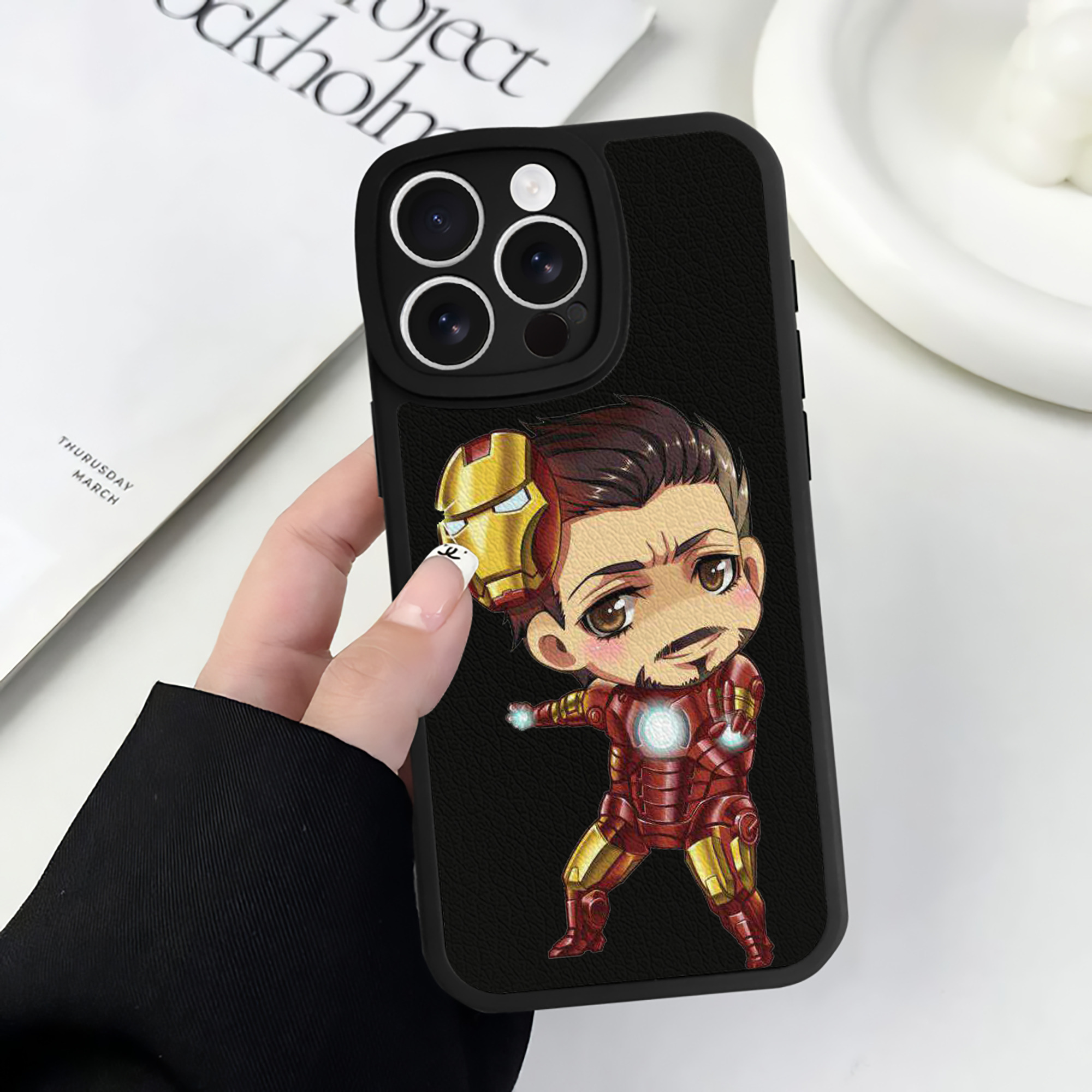 （画像用） アベンジャーズ The Avengers 【iPhone 16シリーズ対応】シリコンスマホケース（レザー調） 材質：シリコン